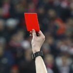 Insulti sessisti e violenti all’arbitra davanti alla famiglia: l’ennesima vergogna del calcio “punita” con 800 euro